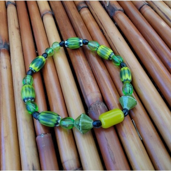 HANDMADE Vibrant Green/Black/Yellow Glass Beaded Bracelet Stretchable - Picture 11 of 12